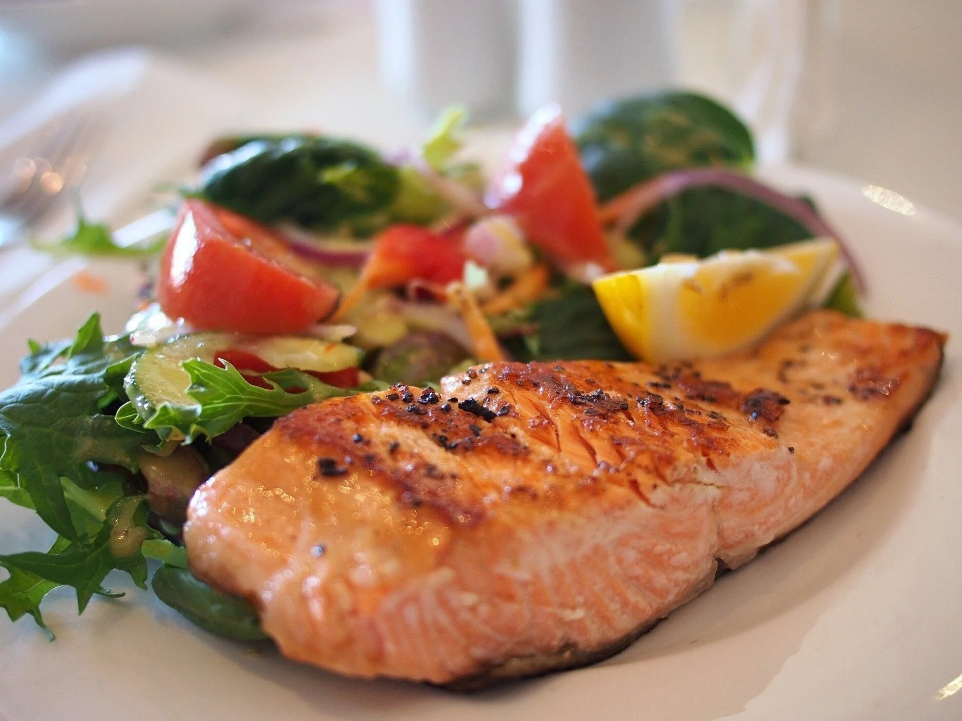 Grilled salmon with salad